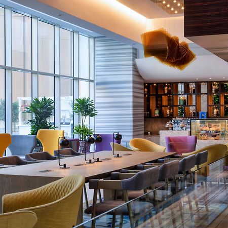 Crowne Plaza Dubai Marina By Ihg Hotel Bagian luar foto The lounge at the airport