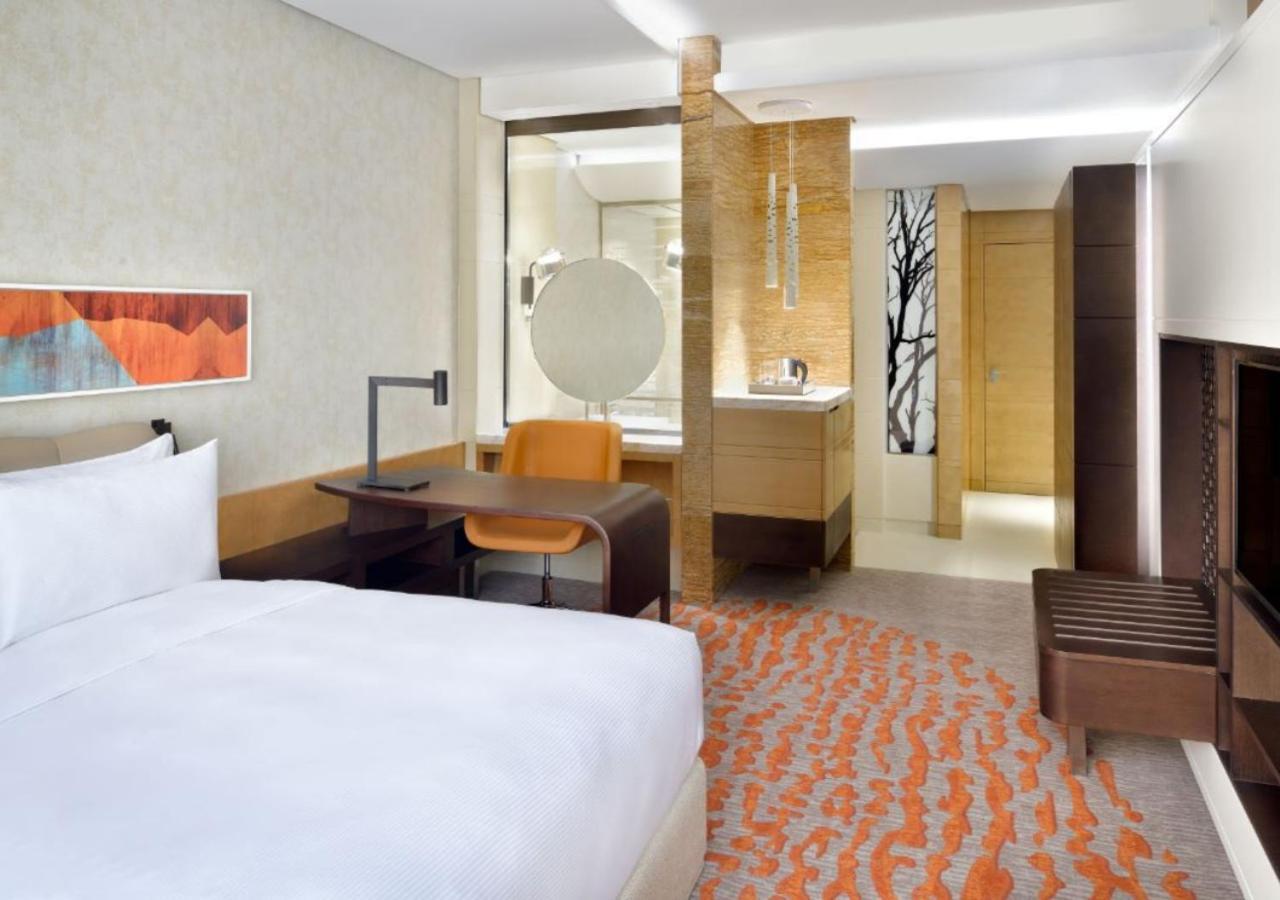 Crowne Plaza Dubai Marina By Ihg Hotel Bagian luar foto A room at the hotel