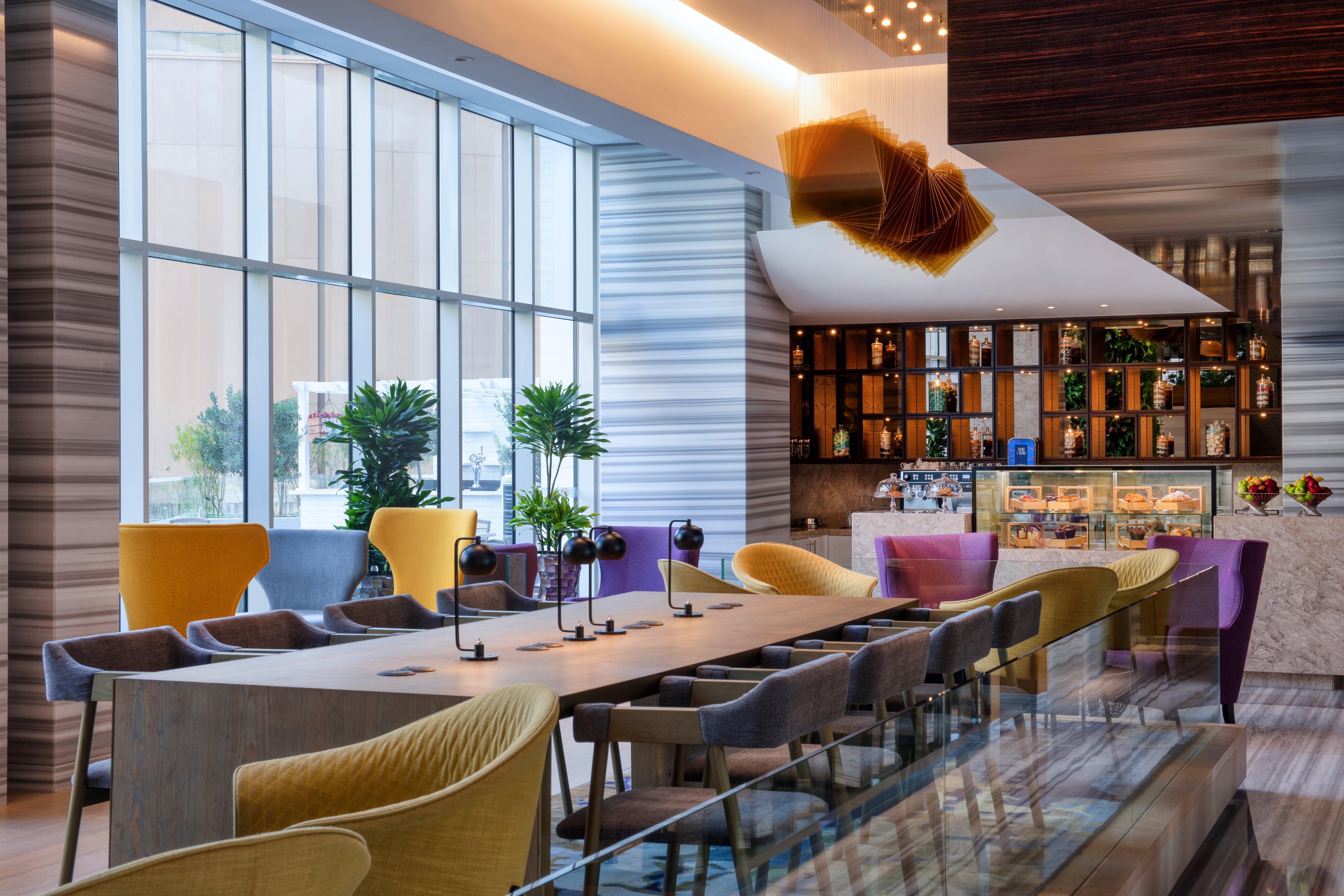 Crowne Plaza Dubai Marina By Ihg Hotel Bagian luar foto The lounge at the airport