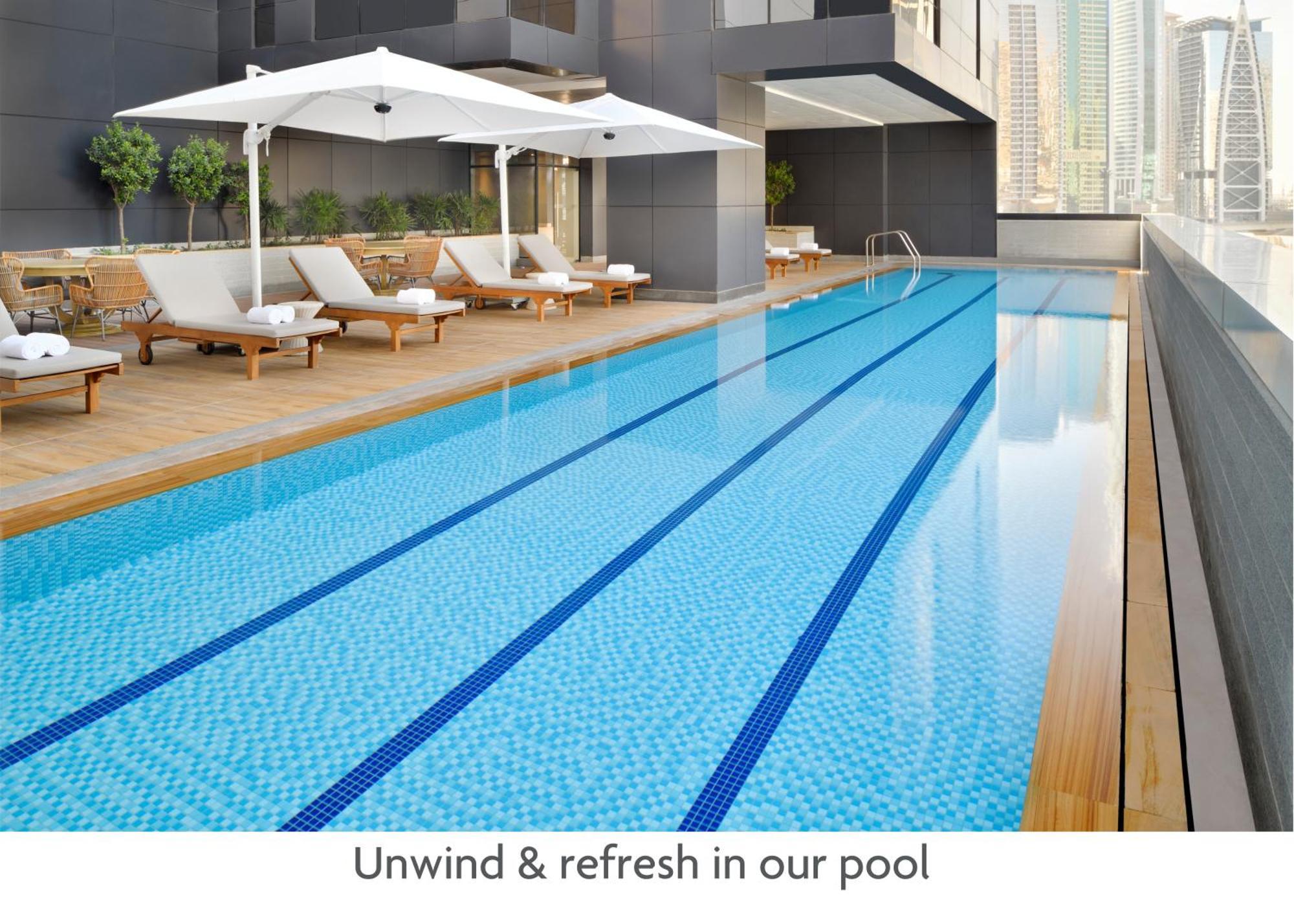 Crowne Plaza Dubai Marina By Ihg Hotel Bagian luar foto The pool at the hotel