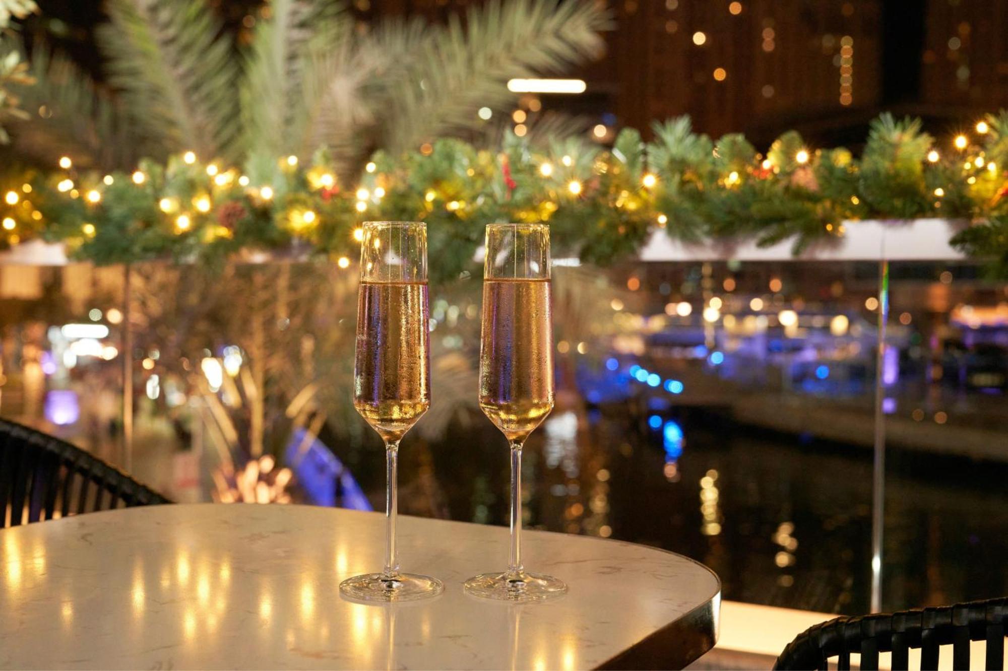 Crowne Plaza Dubai Marina By Ihg Hotel Bagian luar foto Champagne flutes