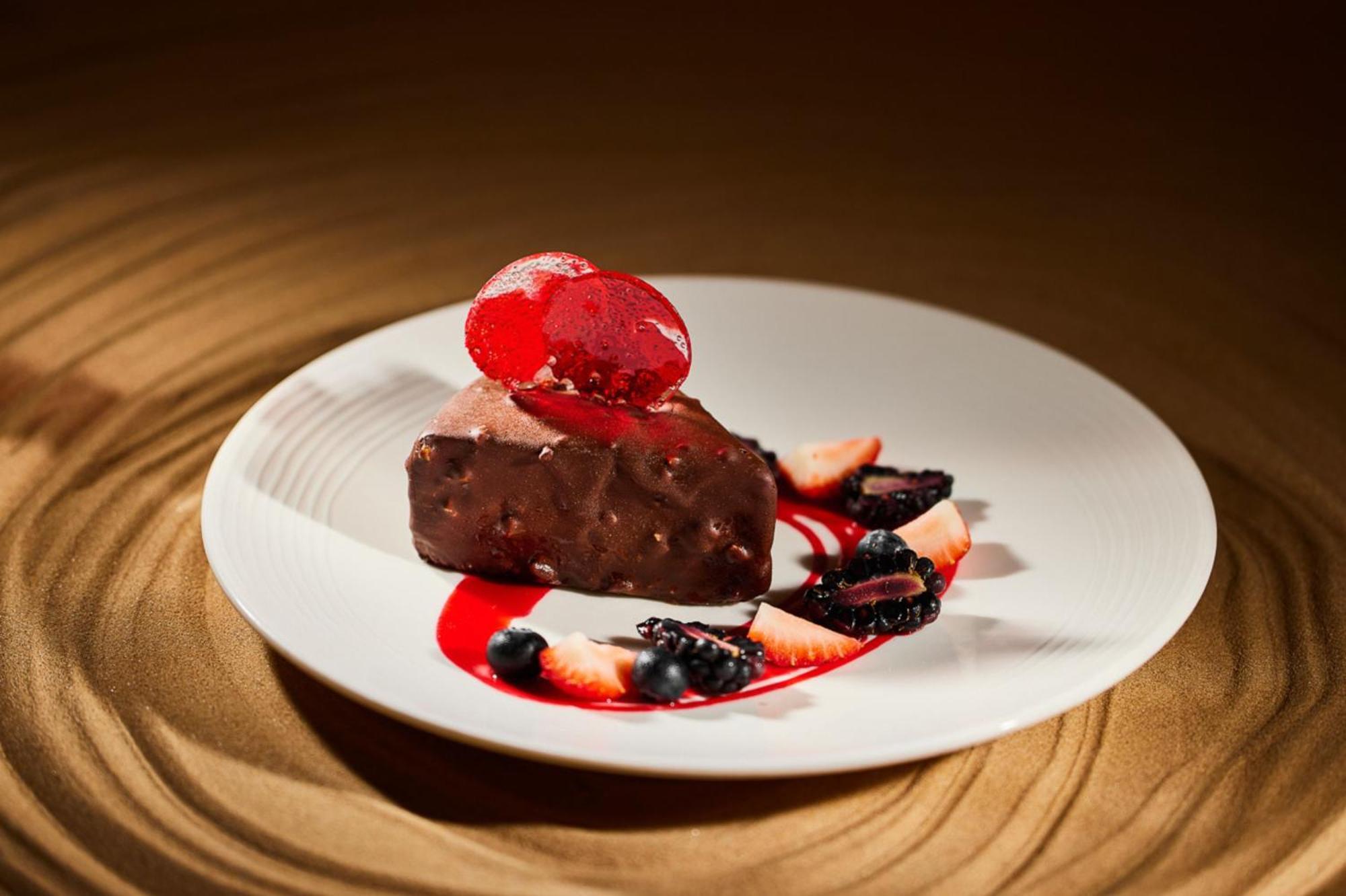 Crowne Plaza Dubai Marina By Ihg Hotel Bagian luar foto A chocolate dessert