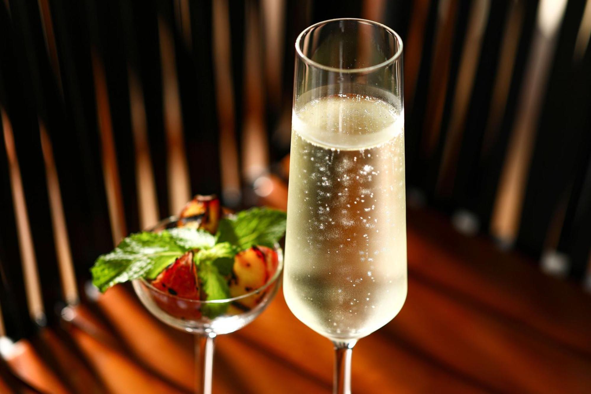 Crowne Plaza Dubai Marina By Ihg Hotel Bagian luar foto A glass of sparkling wine
