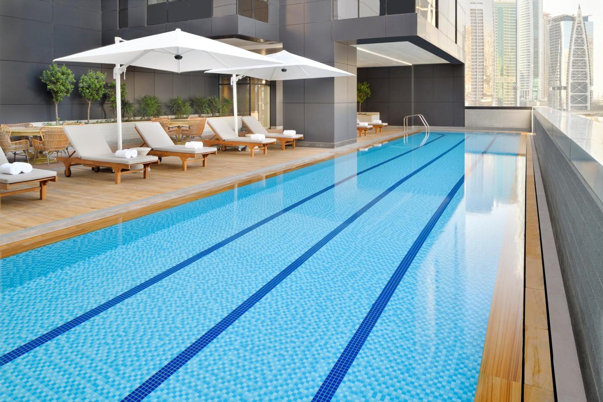 Crowne Plaza Dubai Marina By Ihg Hotel Bagian luar foto The pool at the Ritz-Carlton, Dubai
