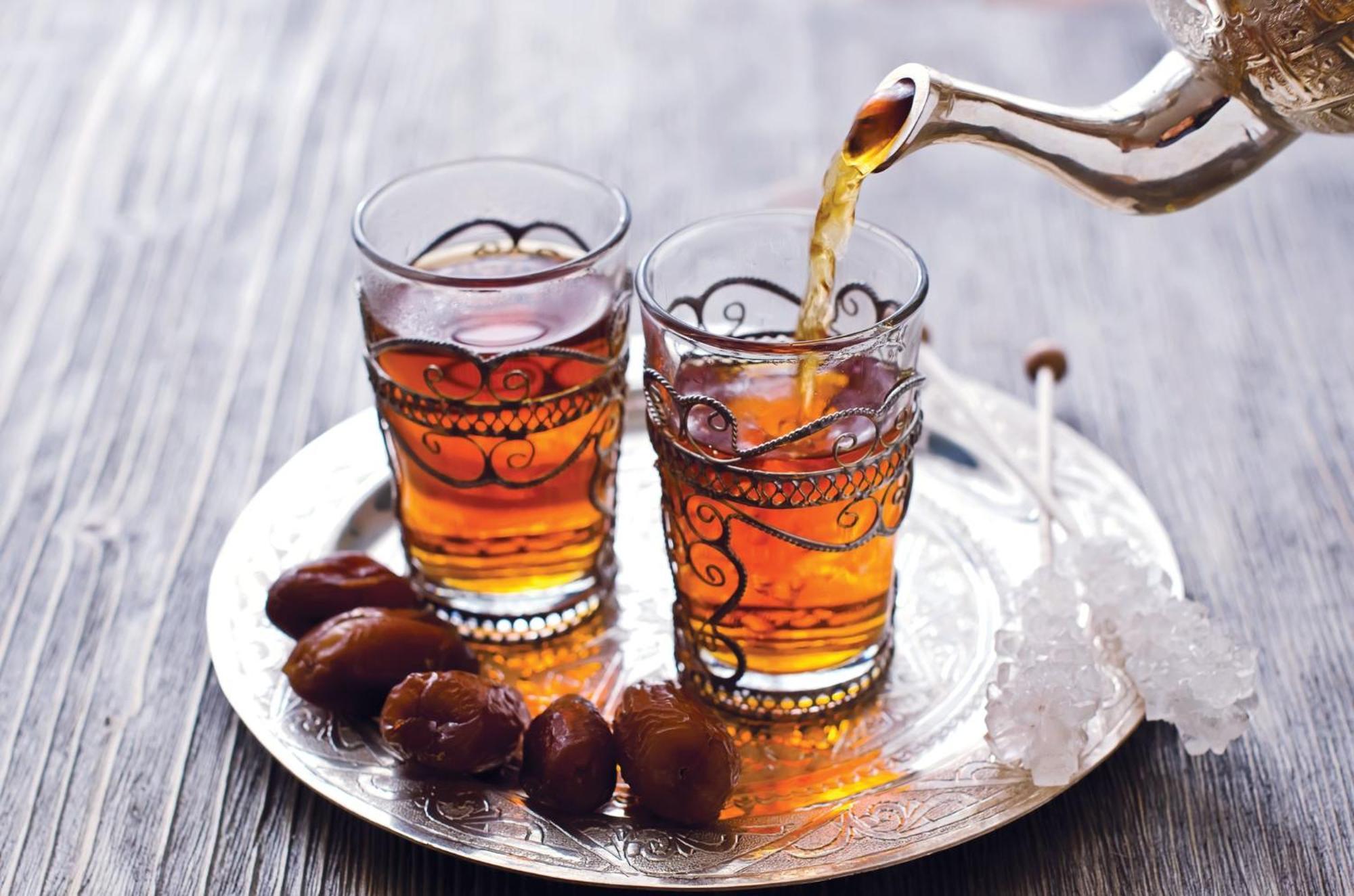 Crowne Plaza Dubai Marina By Ihg Hotel Bagian luar foto Tea being poured into glasses