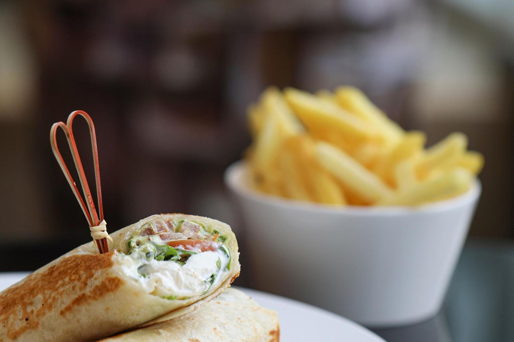 Crowne Plaza Dubai Marina By Ihg Hotel Bagian luar foto A wrap with chips