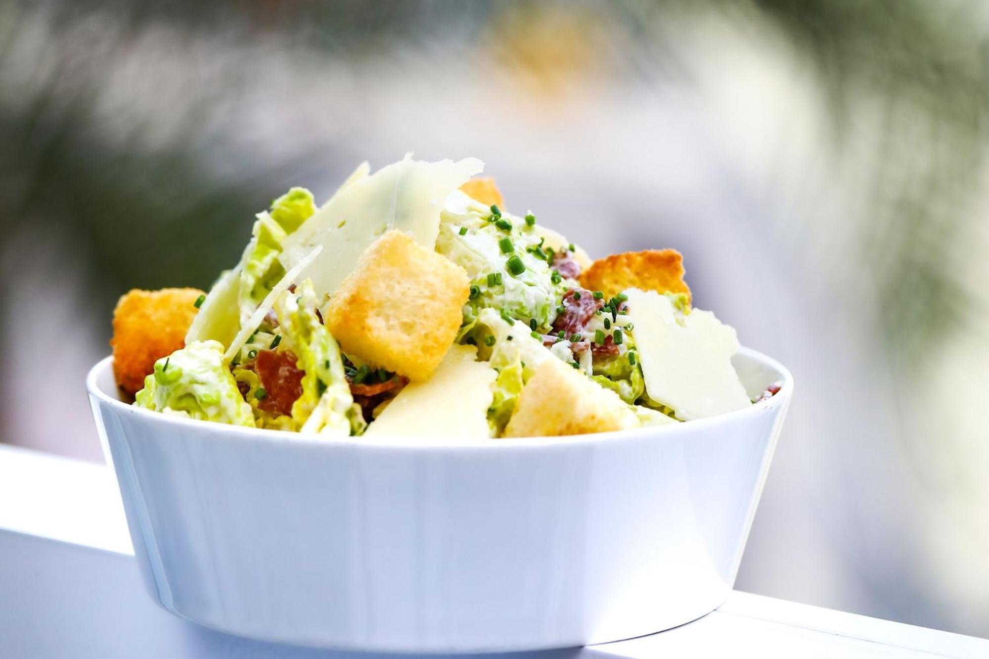 Crowne Plaza Dubai Marina By Ihg Hotel Bagian luar foto Caesar salad