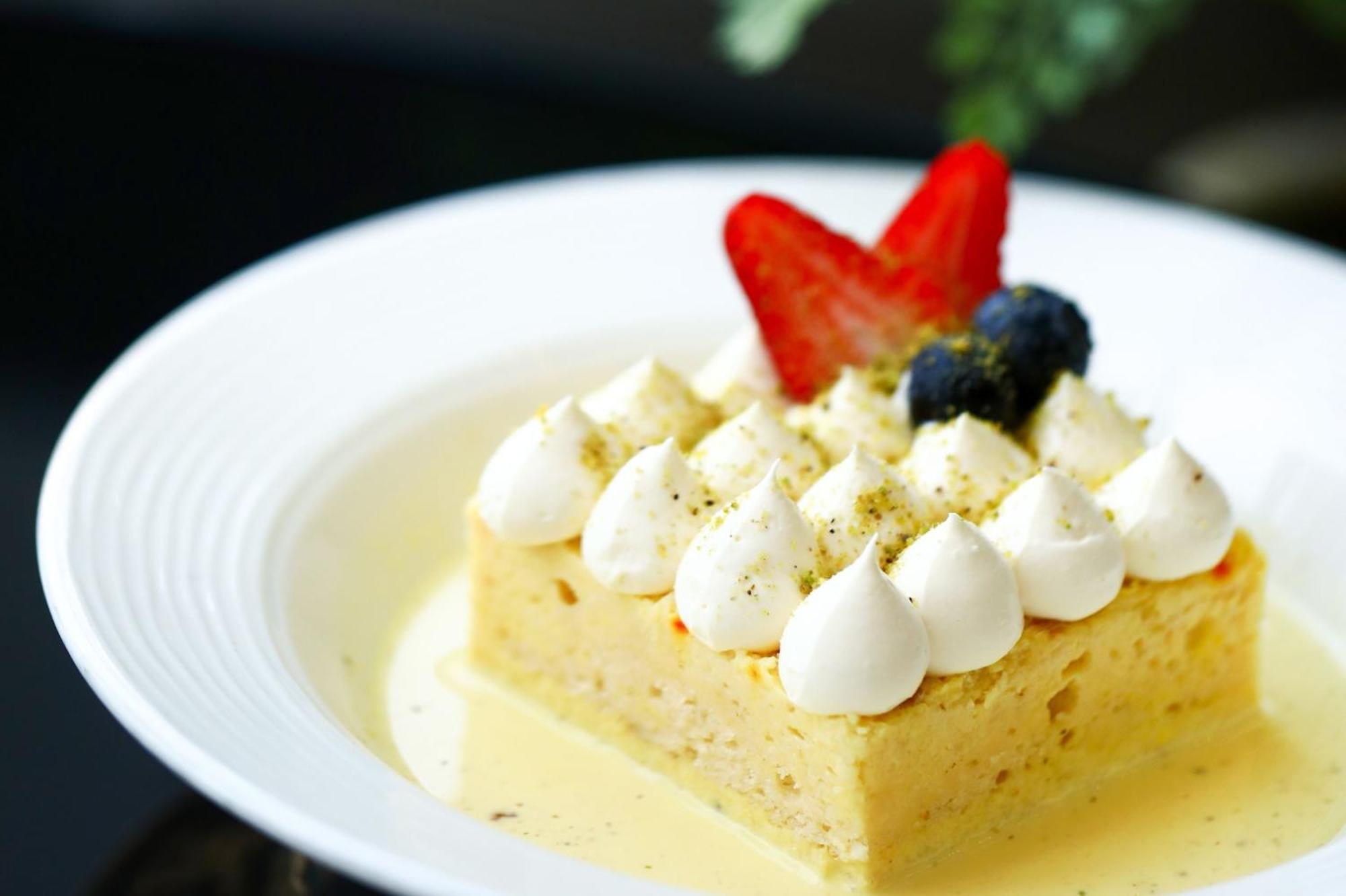 Crowne Plaza Dubai Marina By Ihg Hotel Bagian luar foto A piece of basbousa with cream