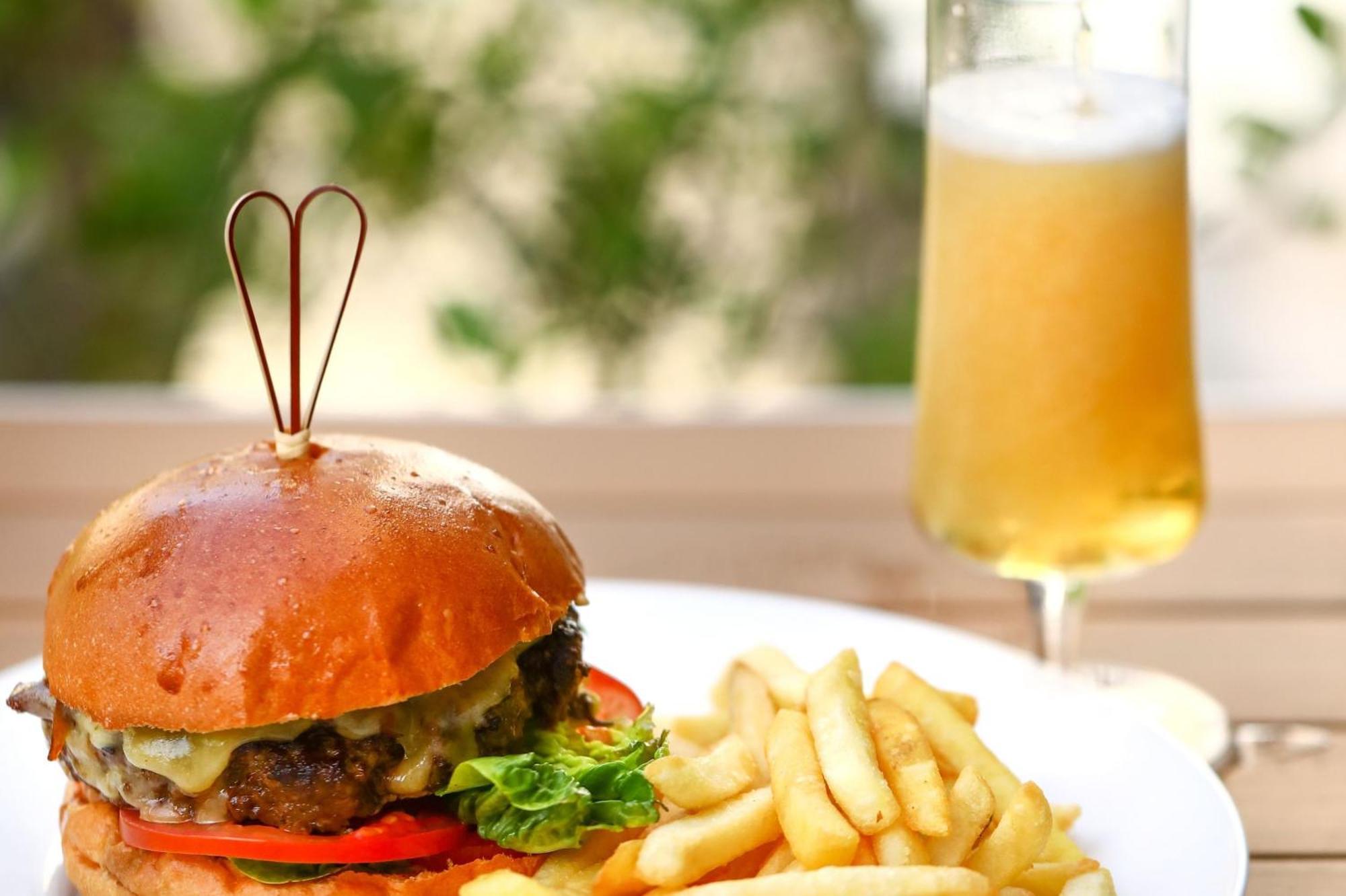 Crowne Plaza Dubai Marina By Ihg Hotel Bagian luar foto A hamburger and chips