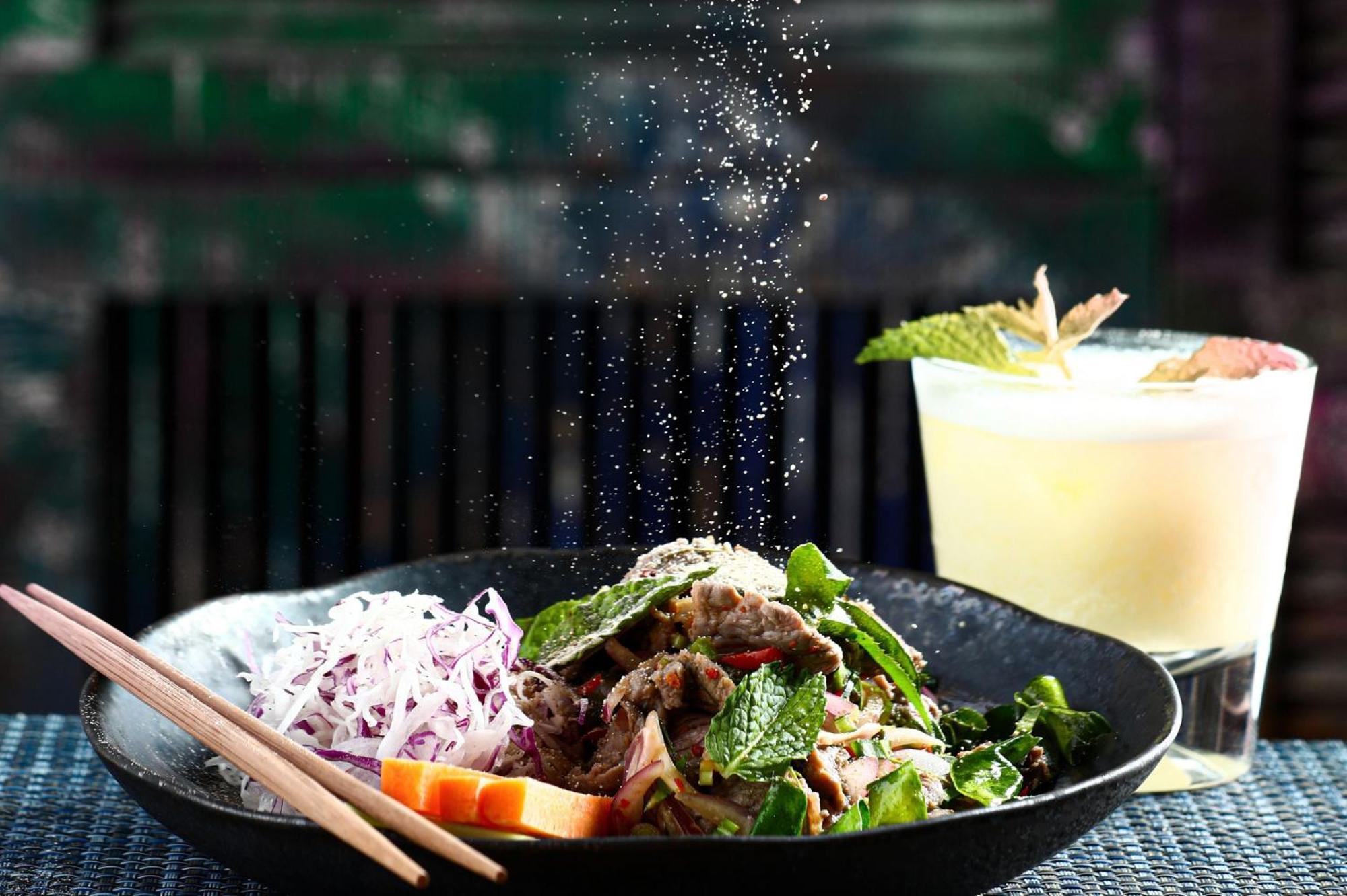 Crowne Plaza Dubai Marina By Ihg Hotel Bagian luar foto A salad being sprinkled with salt