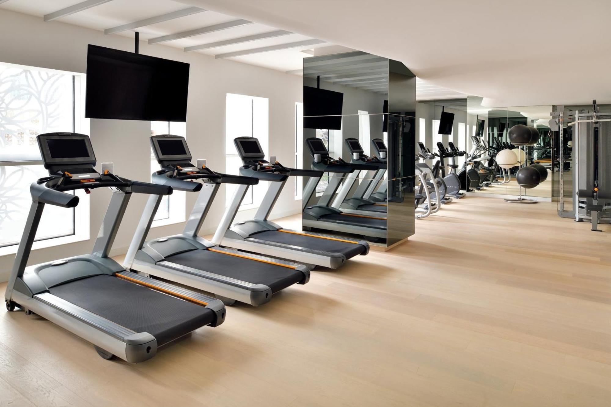 Crowne Plaza Dubai Marina By Ihg Hotel Bagian luar foto The gym at The Dorchester