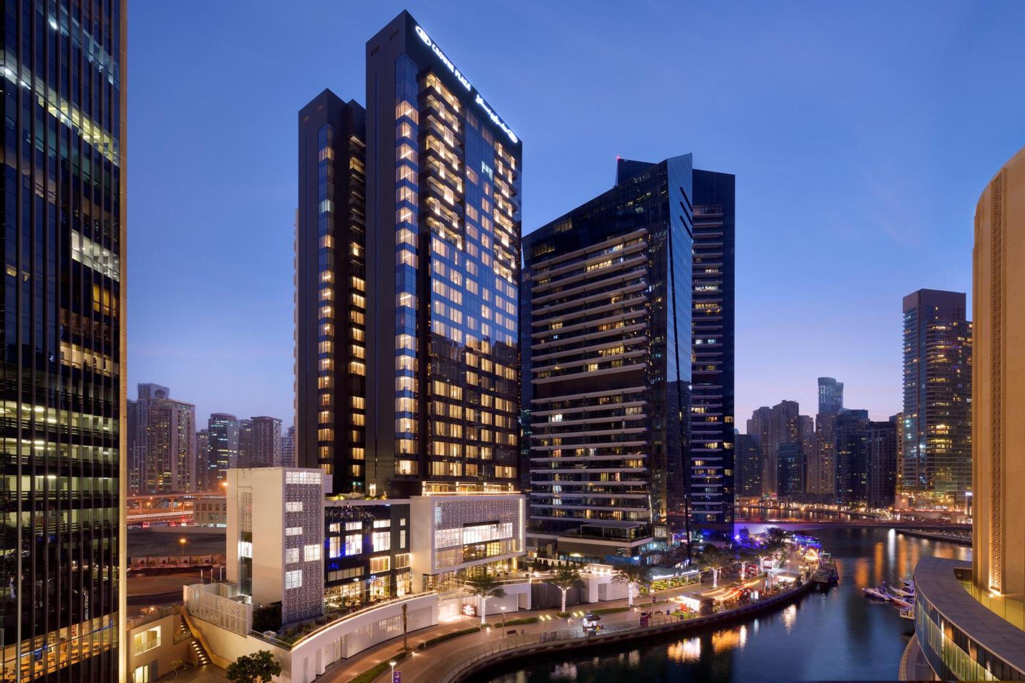 Crowne Plaza Dubai Marina By Ihg Hotel Bagian luar foto The hotel at night