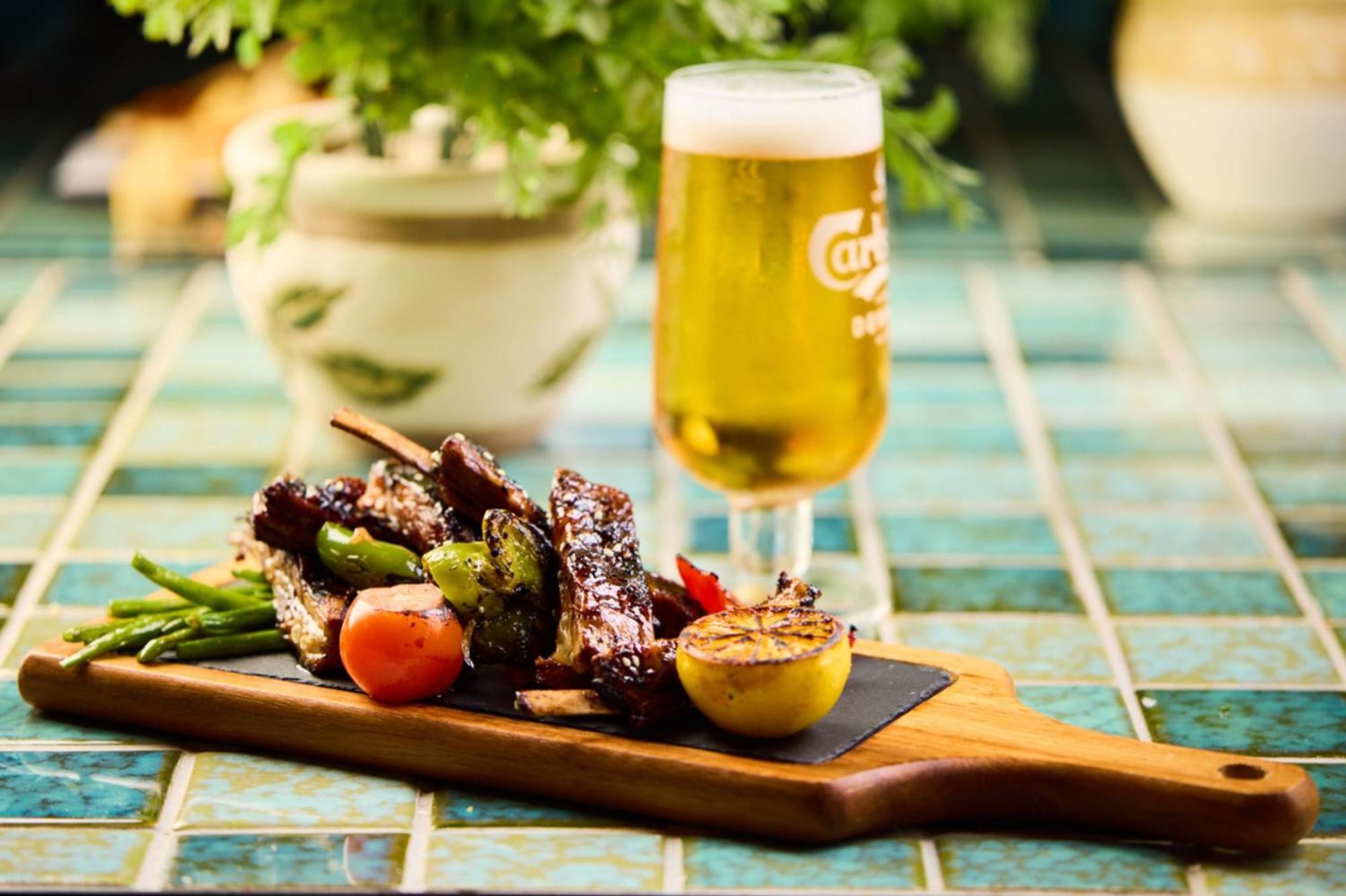 Crowne Plaza Dubai Marina By Ihg Hotel Bagian luar foto A beer and a snack