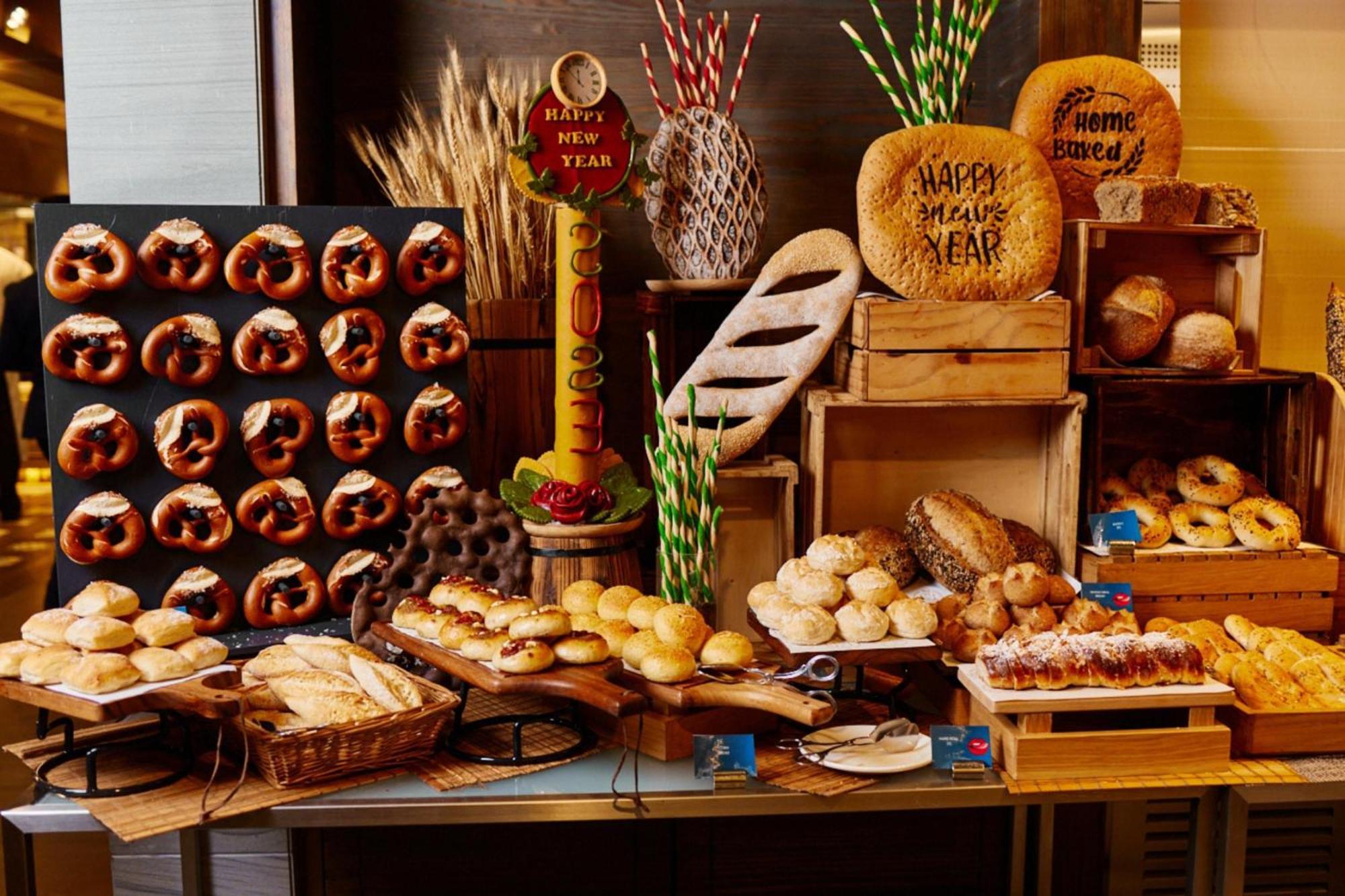 Crowne Plaza Dubai Marina By Ihg Hotel Bagian luar foto Bakery display